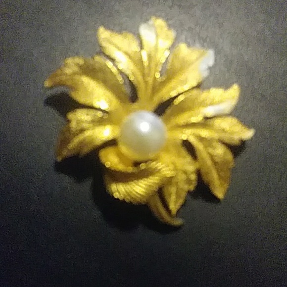 Trifari Gold Pearl Brooch - Picture 3 of 3